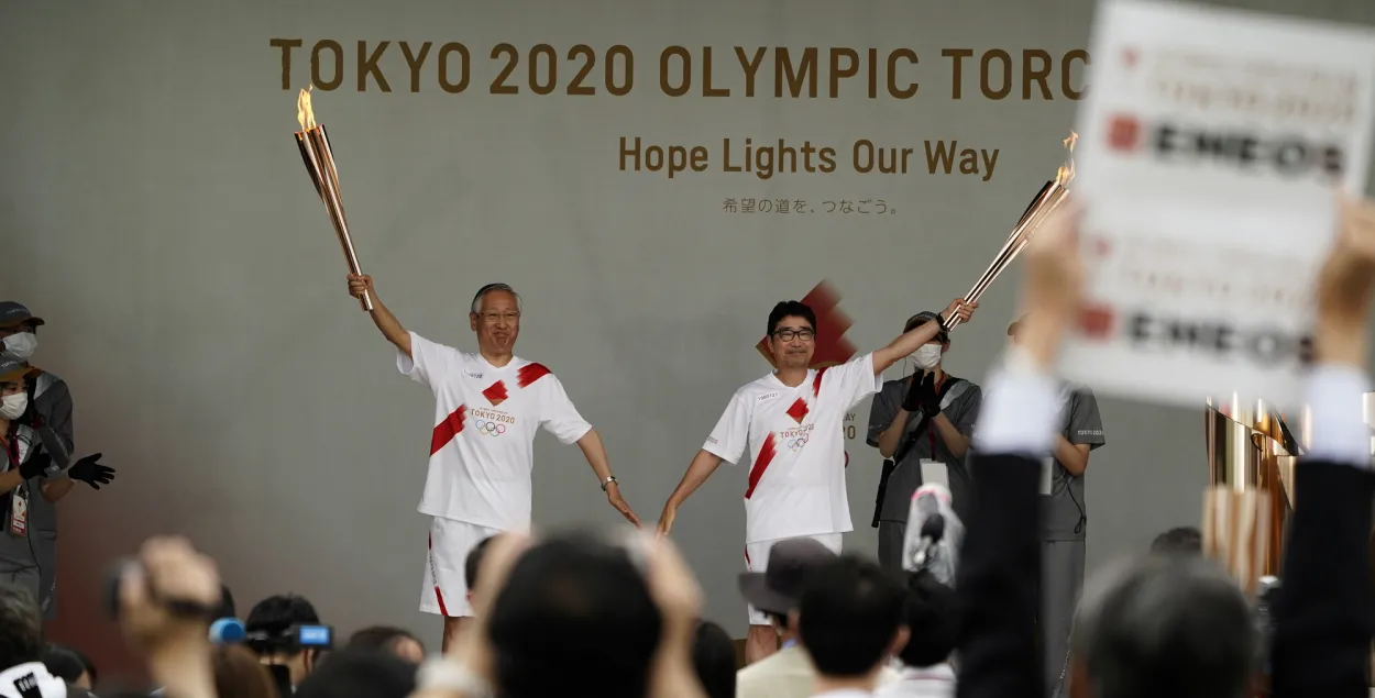 В Токио прошла торжественная встреча олимпийского огня, но ему рады не все