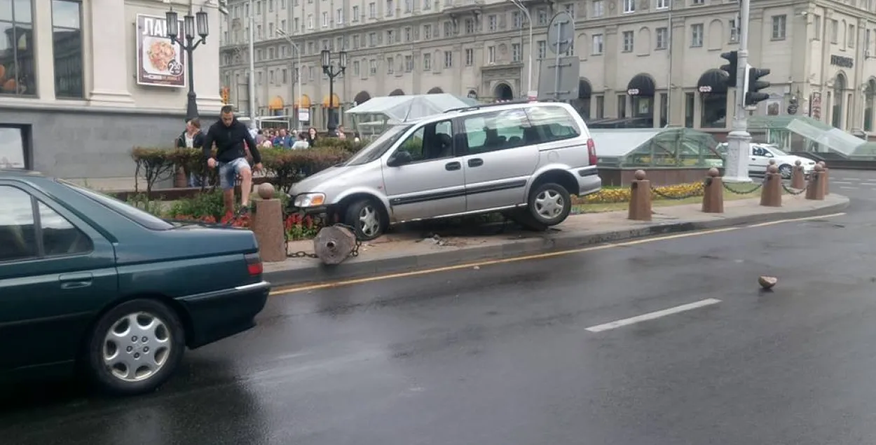 У цэнтры Мінска Opel “паслізнуўся” і выскачыў на тратуар 