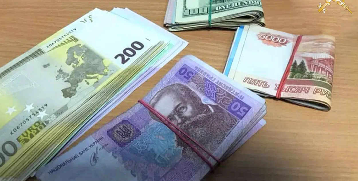 У беларуса, які вяртаўся з Украіны, знайшлі схаваныя 25 тысяч долараў