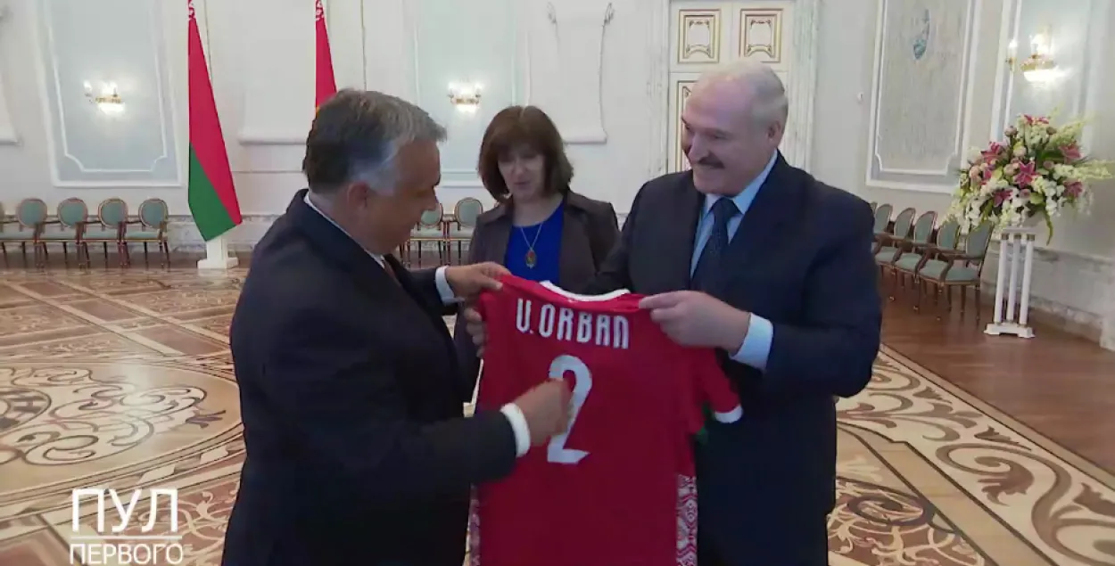 Лукашенко дарит Орбану майку с номером 2 / кадр из видео​