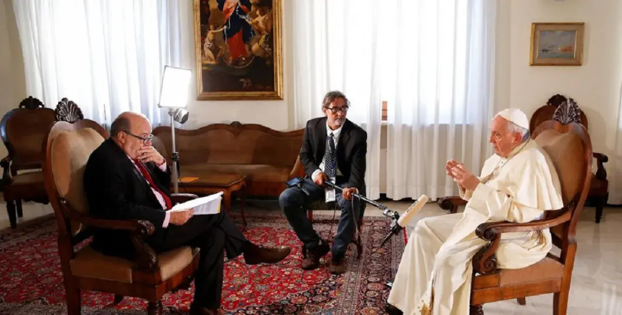 Папа Римский Франциск во время интервью / reuters.com