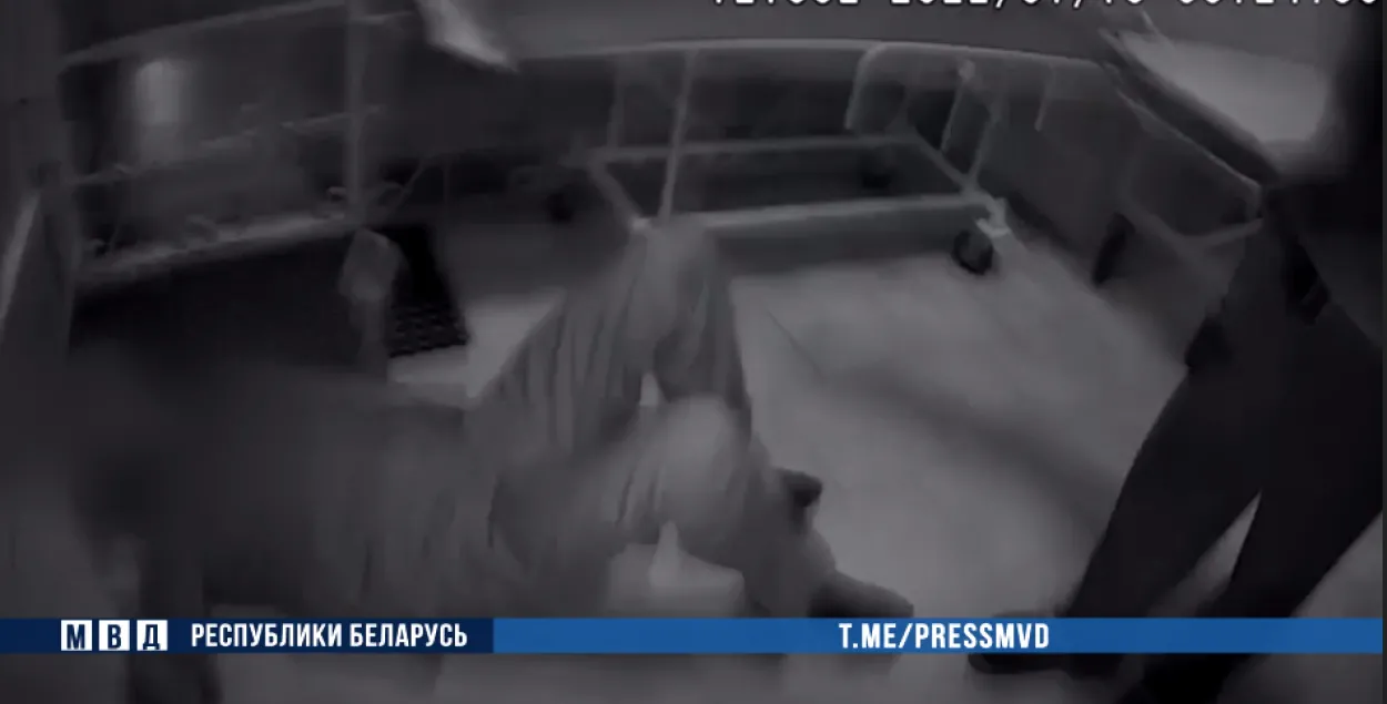 В Гомеле пациент напал с ножом на врача / кадр из видео​