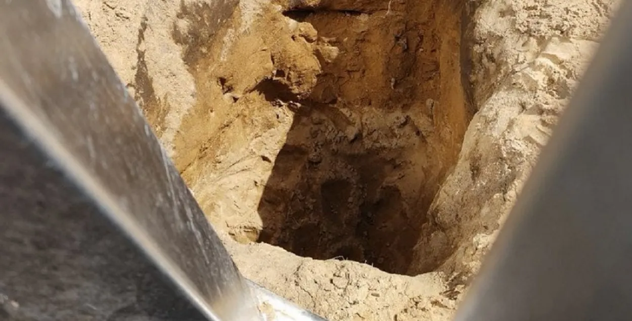 Polish border guards find six Belarusian soldiers digging under border fence