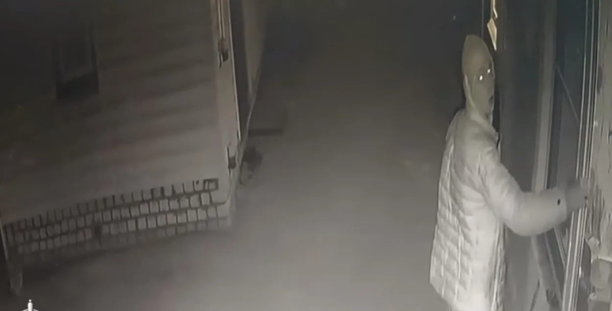 12-летний подросток в Могилеве вскрыл два автомобиля / кадр из видео​