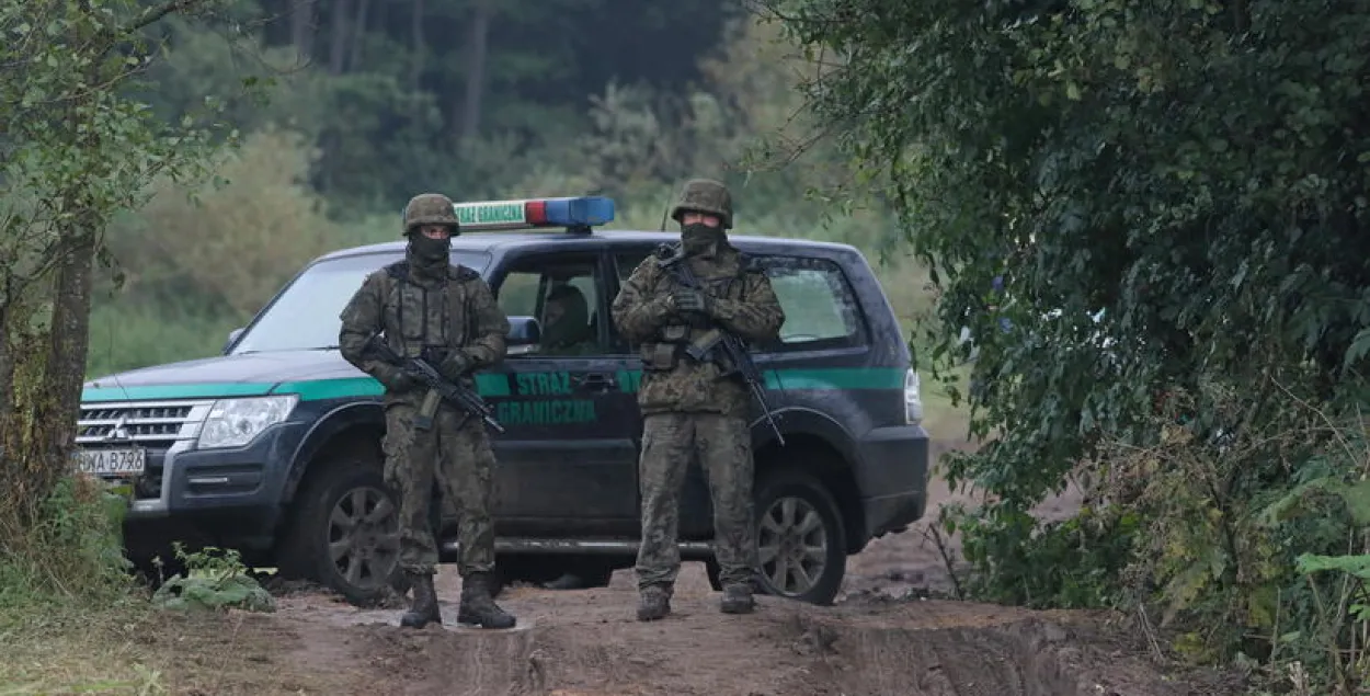 Польская паліцыя: на мяжы з Беларуссю ў паліцэйскую машыну паляцеў камень