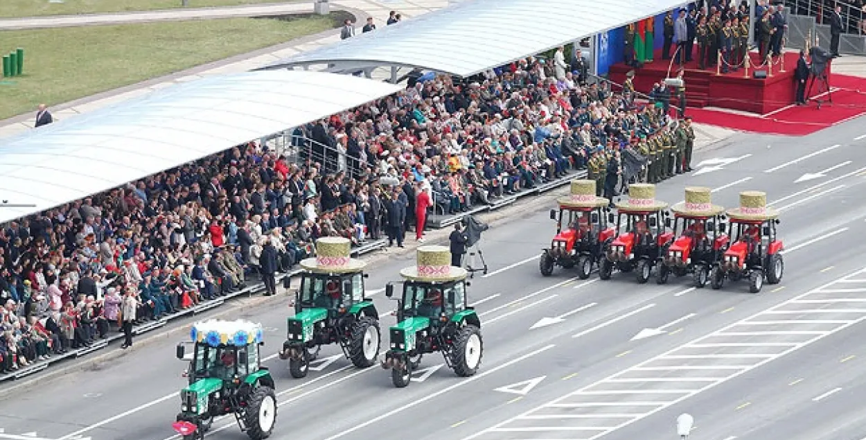 Парад на Дзень незалежнасці: танкі, трактары ў брылях, сасіскі і дываны