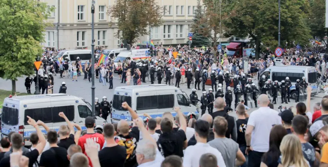 В Белостоке прошел гей-парад, полиция сдерживала его противников | Новости  Беларуси | euroradio.fm