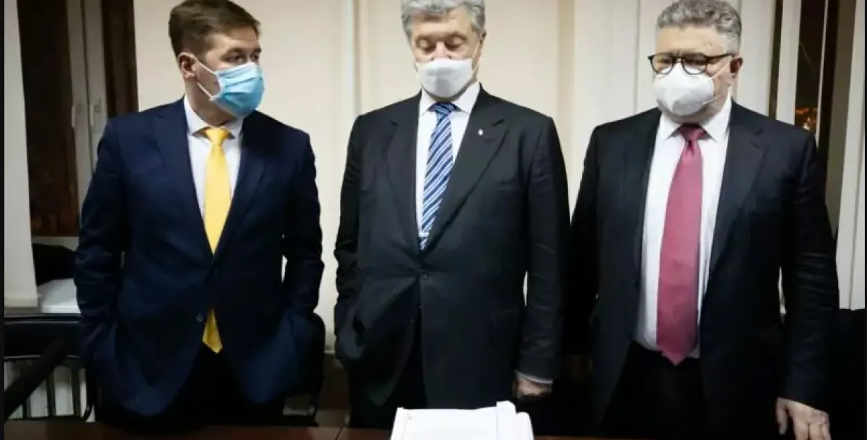 Петр Порошенко (в центре) на суде / УНИАН​