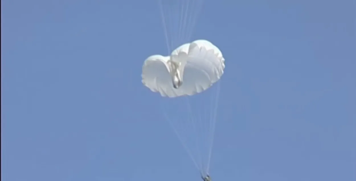На Віцебшчыне дэсантнік выратаваў калегу падчас прызямлення на парашутах