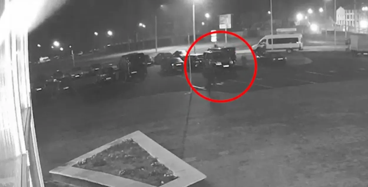 Момент &quot;нападения&quot; на милицейский автомобиль / Скриншот из видео МВД​