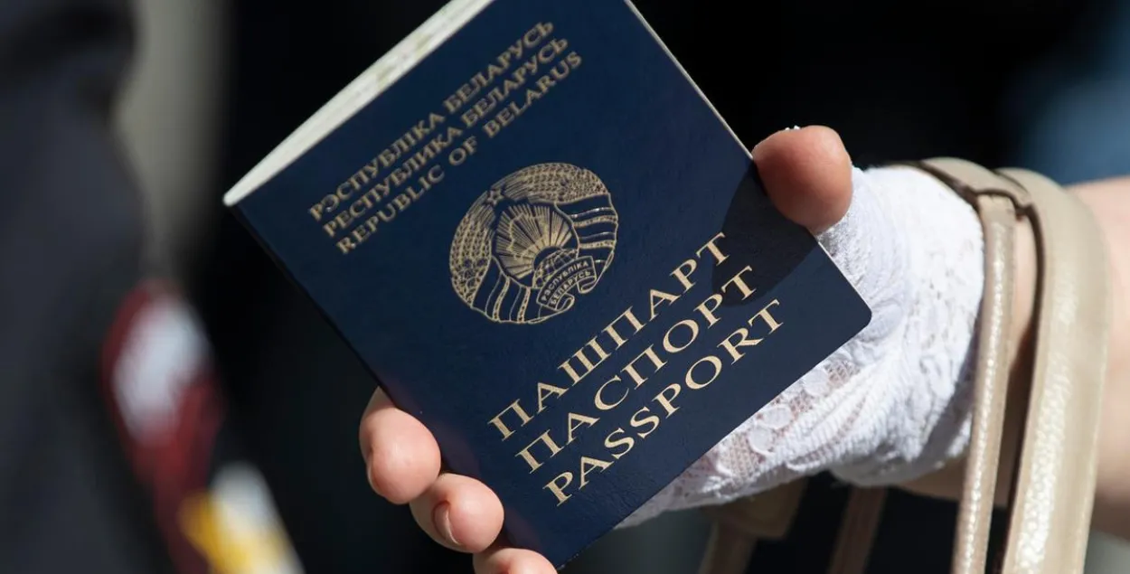 Passport of a citizen of the Republic of Belarus / dw.com
