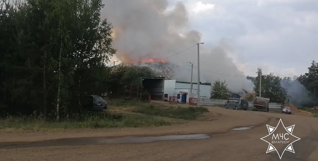 Ратавальнікі суткі змагаліся з пажарам на сметніку ў Смалявіцкім раёне