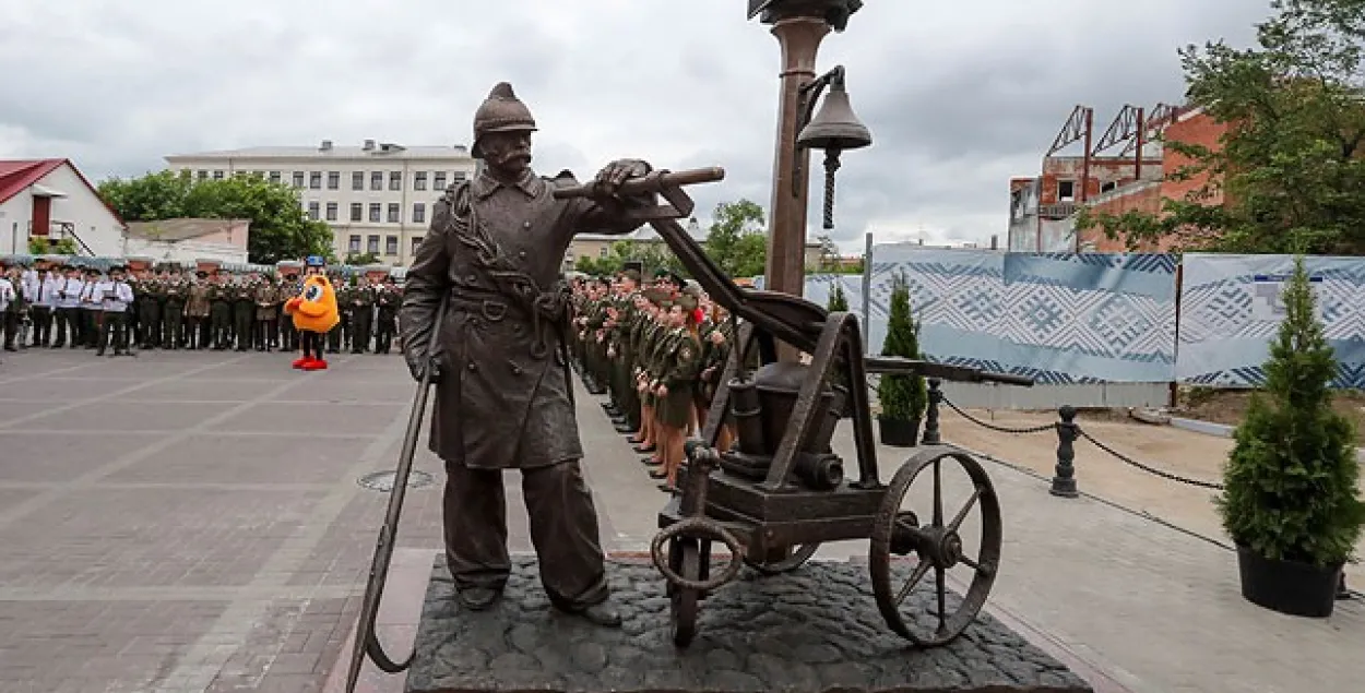 У Мінску з'явілася статуя Пажарнага