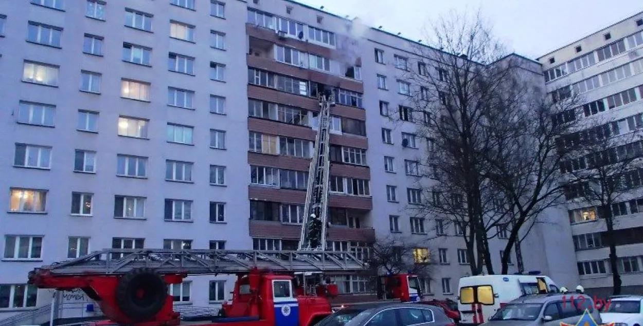 У Мінску гарэла кватэра, пад гаўбцом знайшлі жанчыну