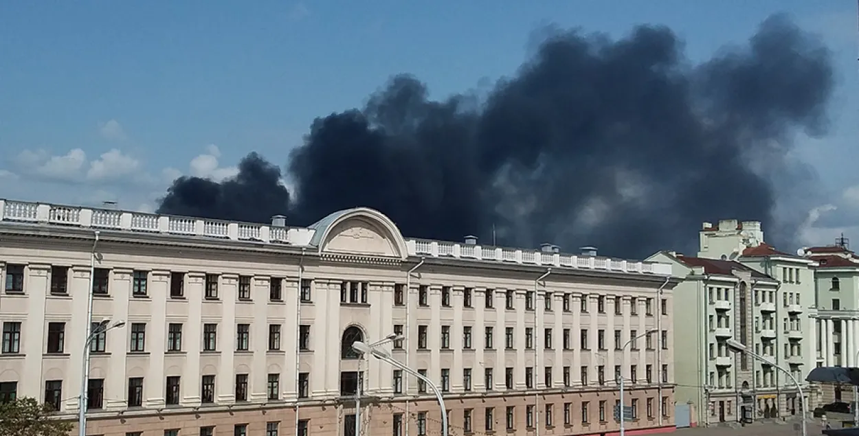 З'явілася відэа пажару на мэблевым цэнтры ў Мінску, знятае з дрона