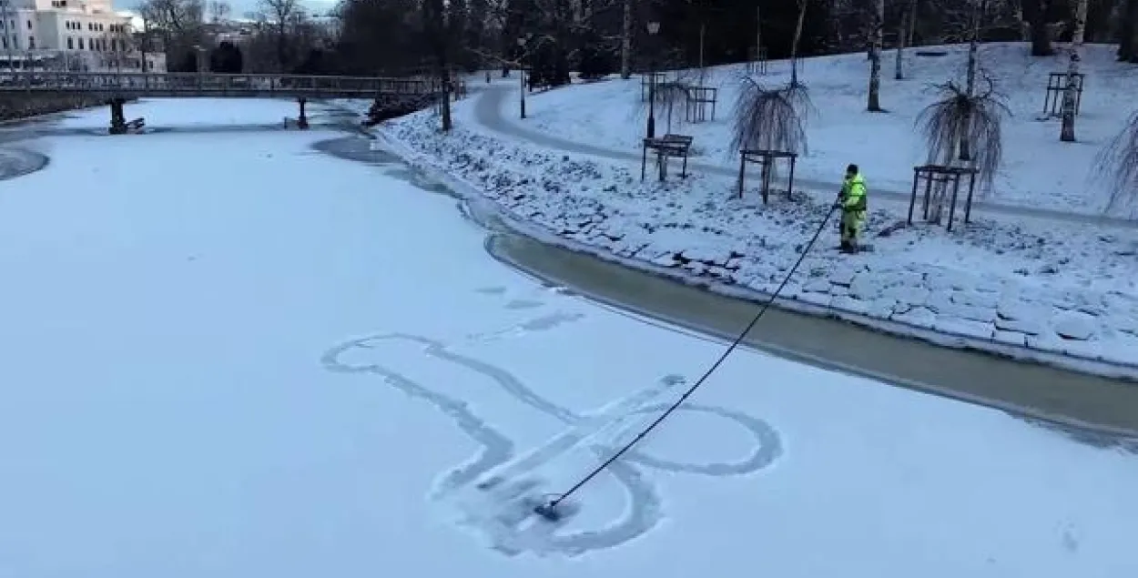 Жыхароў шведскага Гётэборга занепакоіў гіганцкі пеніс на снезе 