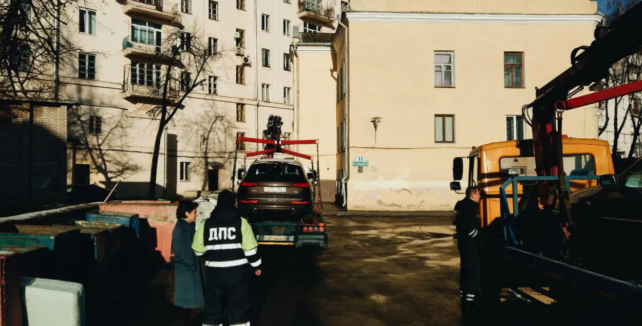 Жыльцы дома ў Мінску дамагліся масавай эвакуацыі прыпаркаваных машын