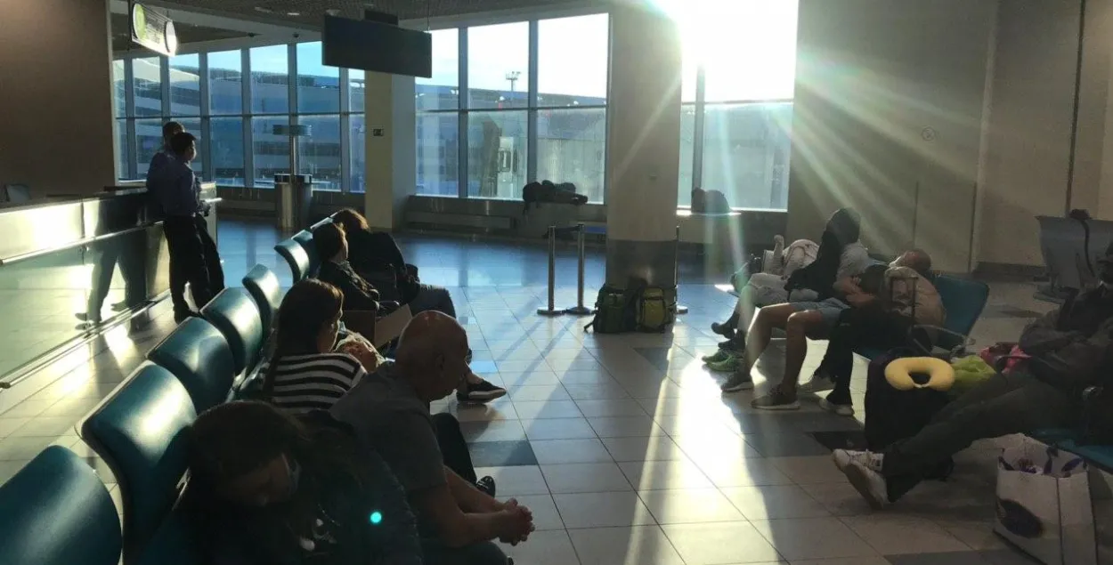 Дипломаты “забыли” в российском аэропорту белорусов, вернувшихся с Сейшел