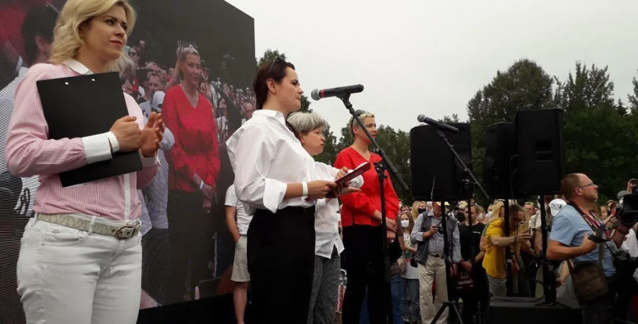 Вероника Цепкало и Светлана Тихановская на предвыборном митинге в Минске​