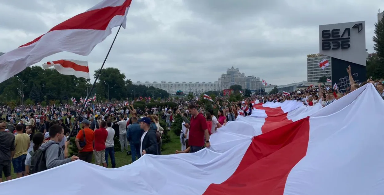 БЧБ-флаги на Марше новой Беларуси в Минске​