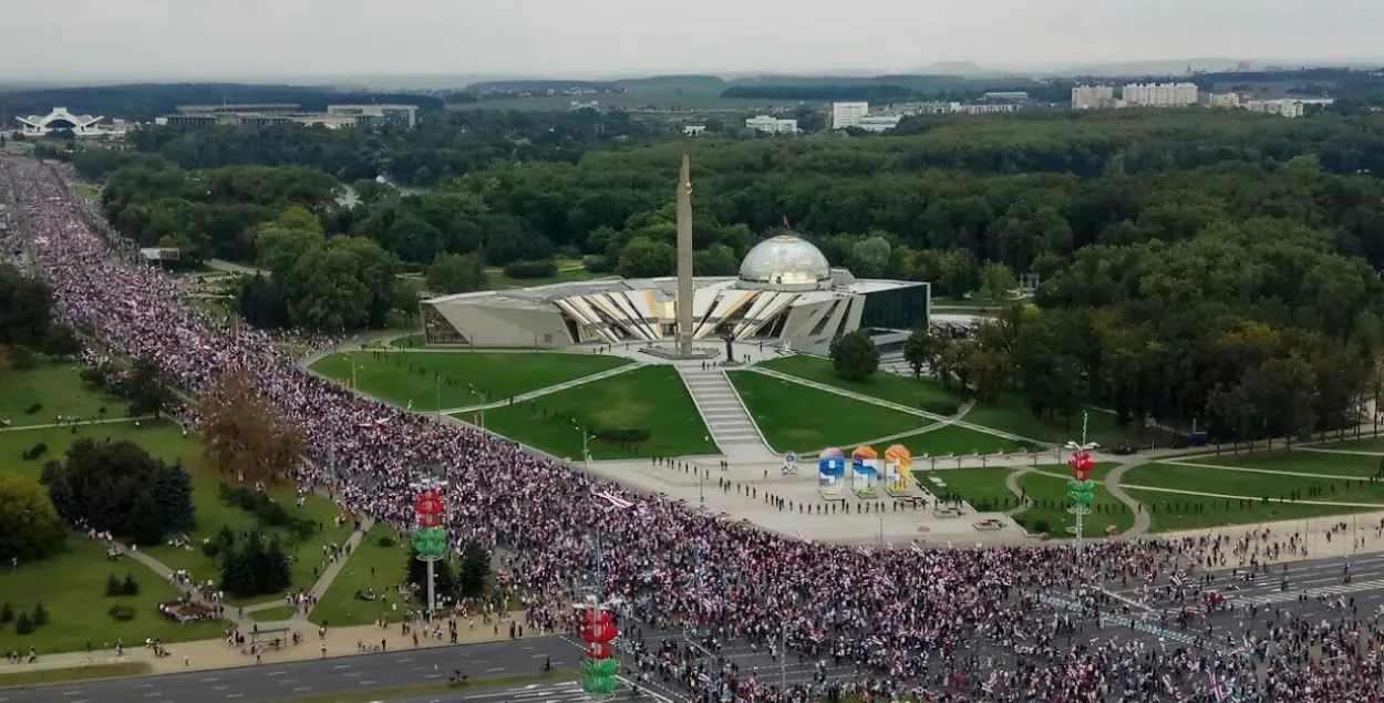 Сотни тысяч под бело-красно-белым флагом в Минске в 2020-м / Из архива Еврорадио