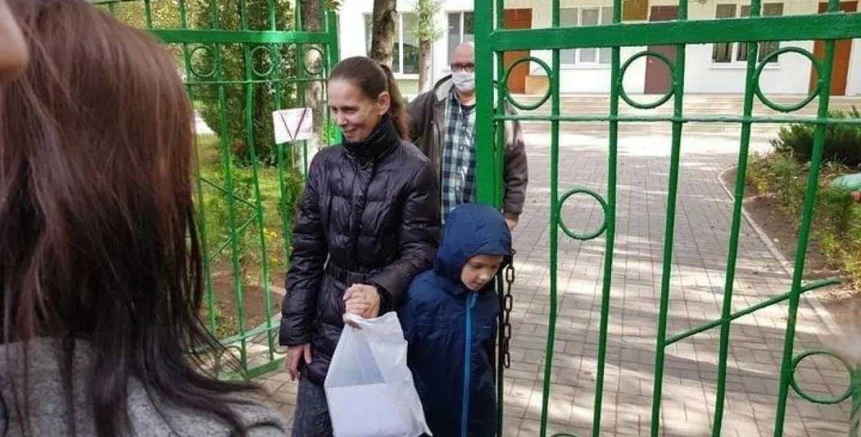 Елена Лазарчик забрала своего 6-летнего сына из приюта ФОТОФАКТ