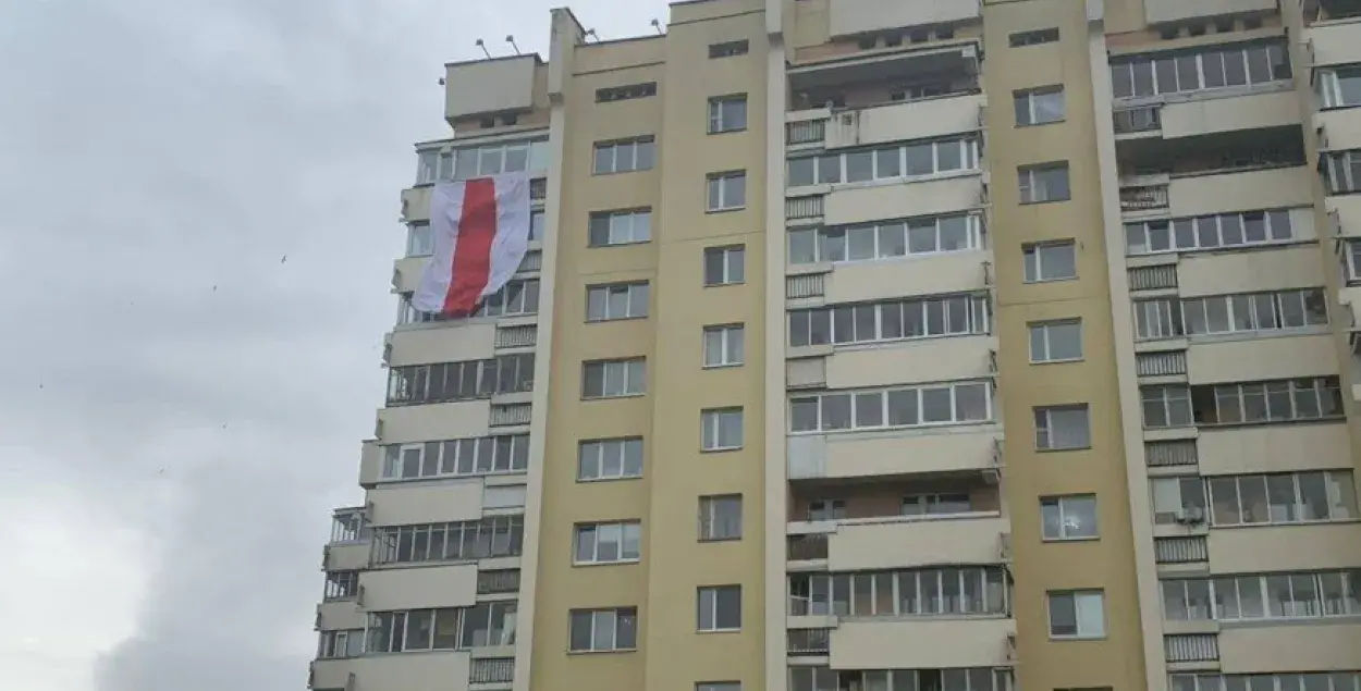 Бело-красно-белый флаг на минской многоэтажке / Из архива Еврорадио​