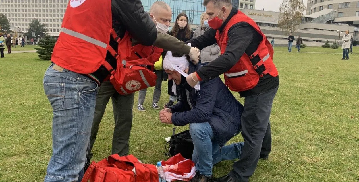 Оказывают помощь избитому протестующему. Минск, 11 октября 2020-го / Еврорадио