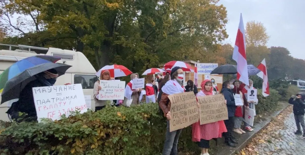 Перед посольством Беларуси в Берлине состоялась акция "Вы — не наш посол"