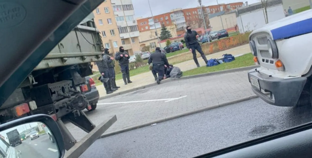 В Минске около силовиков лежал неподвижный человек