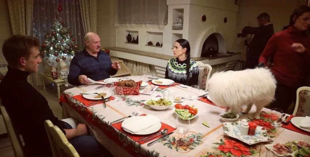 Шпиц на столе, Коля и Эйсмонт с блинами — опубликованы фото из дома Лукашенко