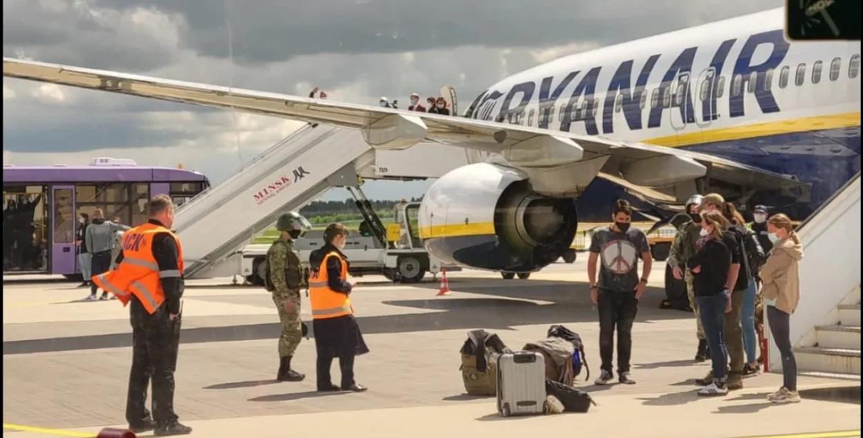 Рейс Ryanair FR4978 из Афин в Вильнюс, севший в Минске / Delfi.lt