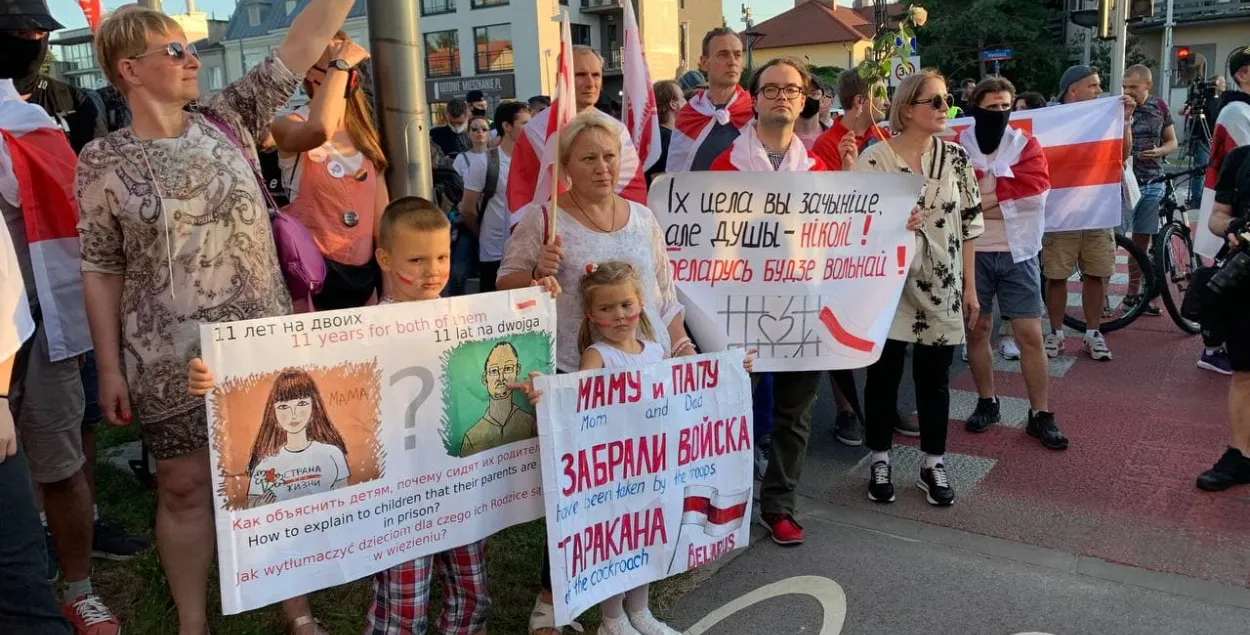 “Почвы под ногами нет": родителей осудили, а бабушка уехала с внуками в Польшу