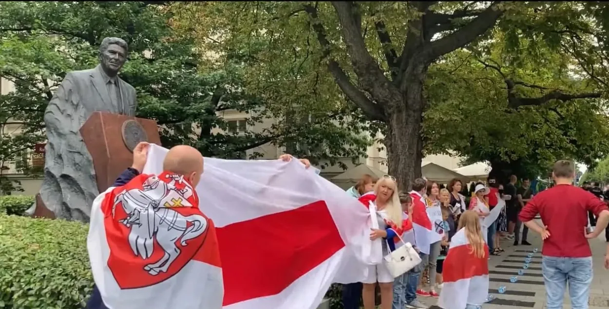 Белорусская диаспора в Польше устроила перформанс возле посольства США в Варшаве против выделения Беларуси денег от МВФ&nbsp;/ Еўрарадыё