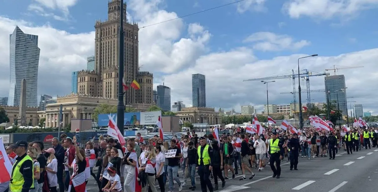 Беларусы змогуць атрымліваць гуманітарныя віды на жыхарства ў Польшчы 