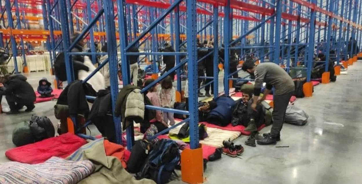 Беженцы заселяются в логистический центр на белорусско-польской границе