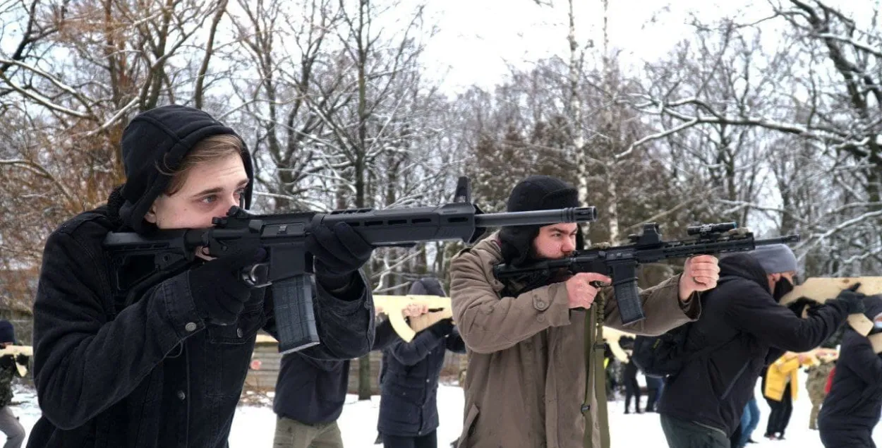 Украинцы с оружием во время занятий по боевой подготовке гражданского населения / t.me/totalopir