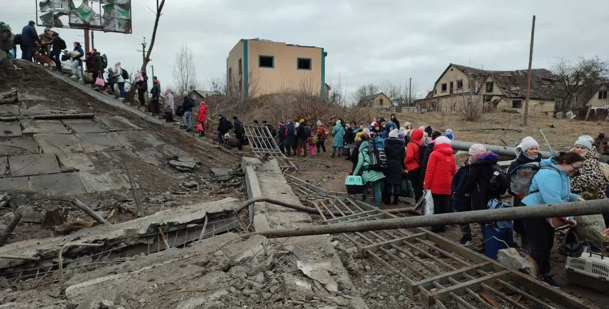 Эвакуация под угрозой: в Ирпене взорвали участок железной дороги