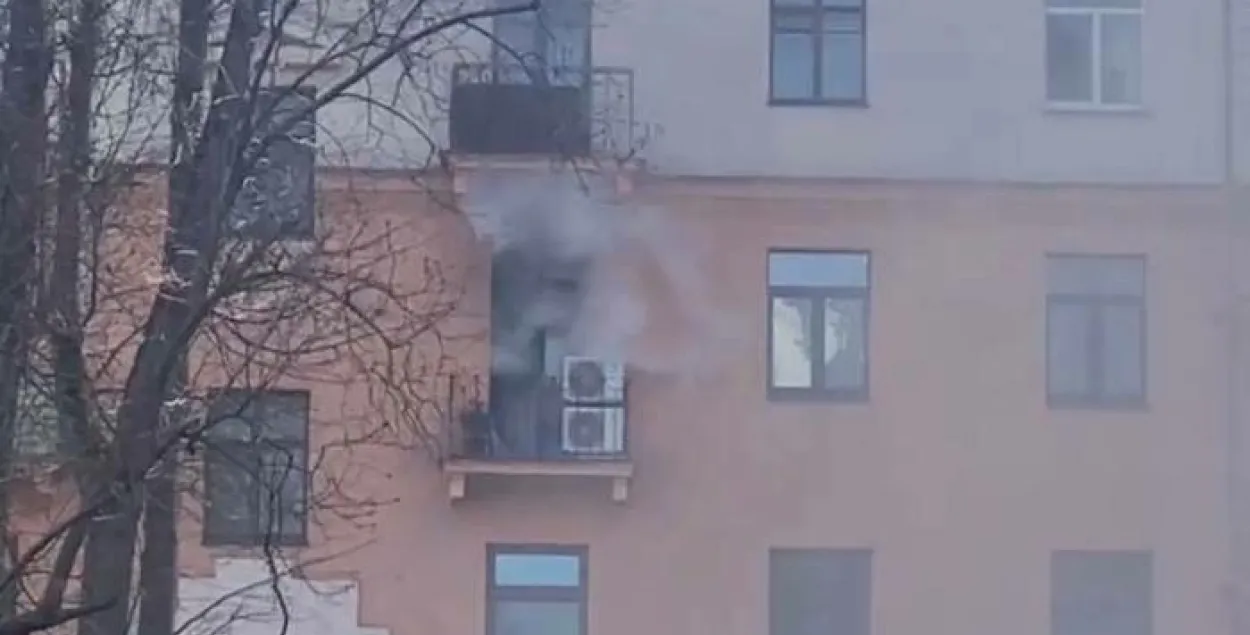 В Минске пожар в "Доме со шпилем" напротив Генерального штаба