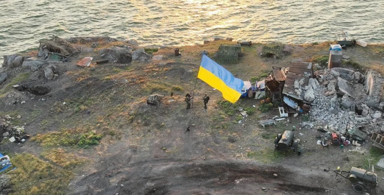 Момент установки флага Украины на острове Змеиный / facebook.com/SpecialUnitZgard