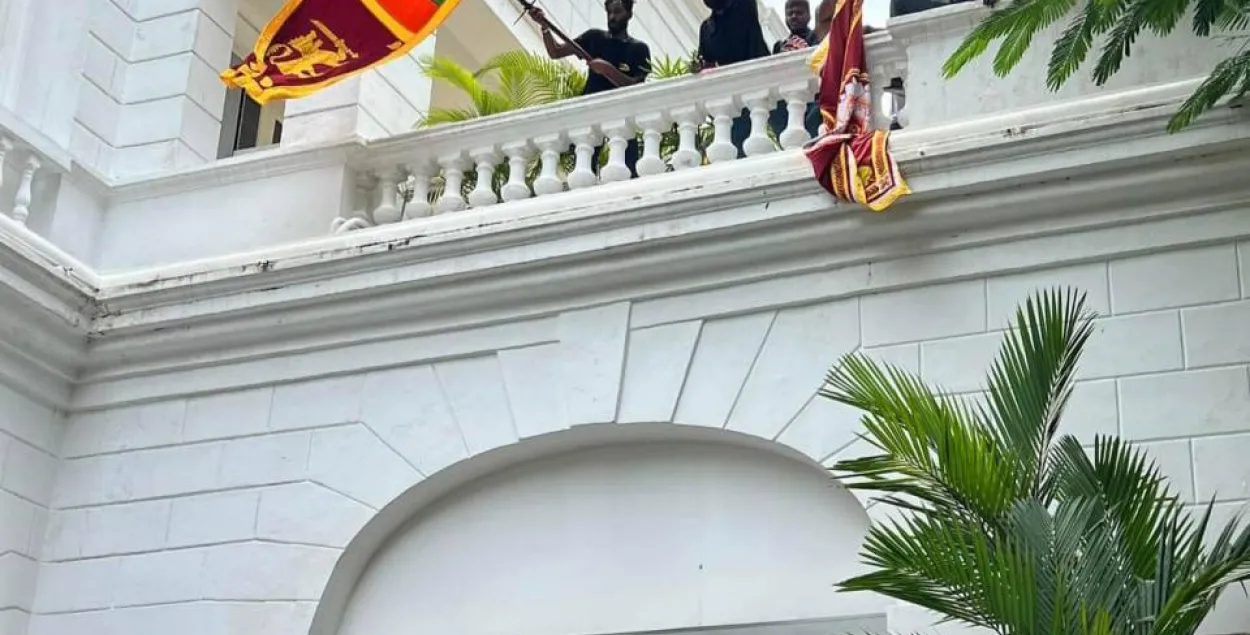 В Шри-Ланке протестующие прорвались в резиденцию президента — в стране голод