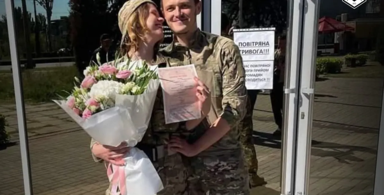 В Украине поженились белорусские добровольцы полка Калиновского