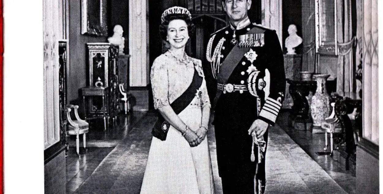 К приглашению была приложена книжечка с фотографией королевы Елизаветы ІІ с принцем Филиппом на обложке / фото из семейного архива Артёма Бобовникова
