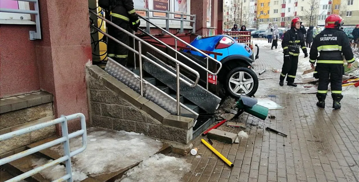 80-летний водитель перепутал педали и влетел в подвал кофейни | Новости  Беларуси | euroradio.fm