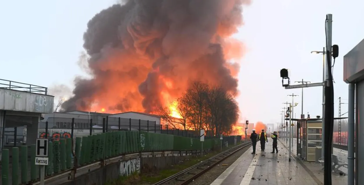Гамбург, пожар на складе / Йонас Вальцберг / dpa
