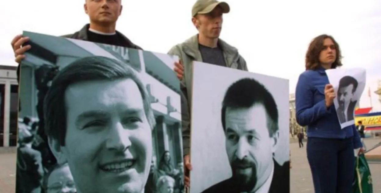 Пикетчики держат в руках портреты Виктора Гончара и Анатолия Красовского / belaruspartisan.by