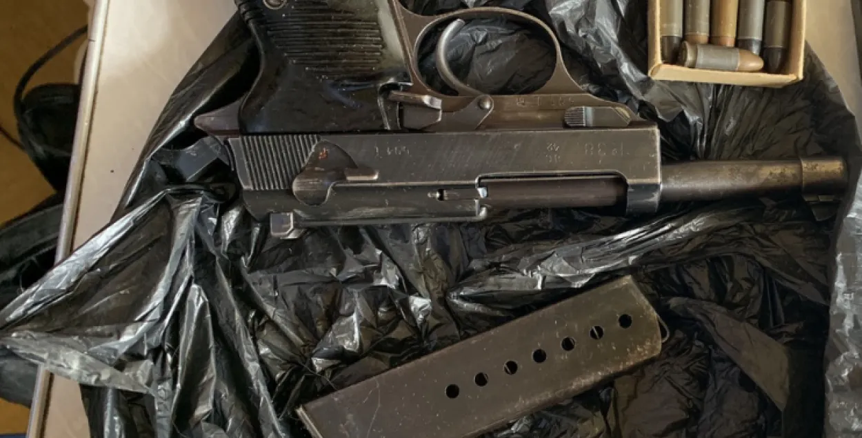 Оружие, которое нашли у адвоката Андрея Головача. Фото: МВД​