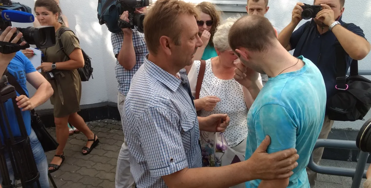 Андрей Гаврош после освобождения не смог сдержать слёз.