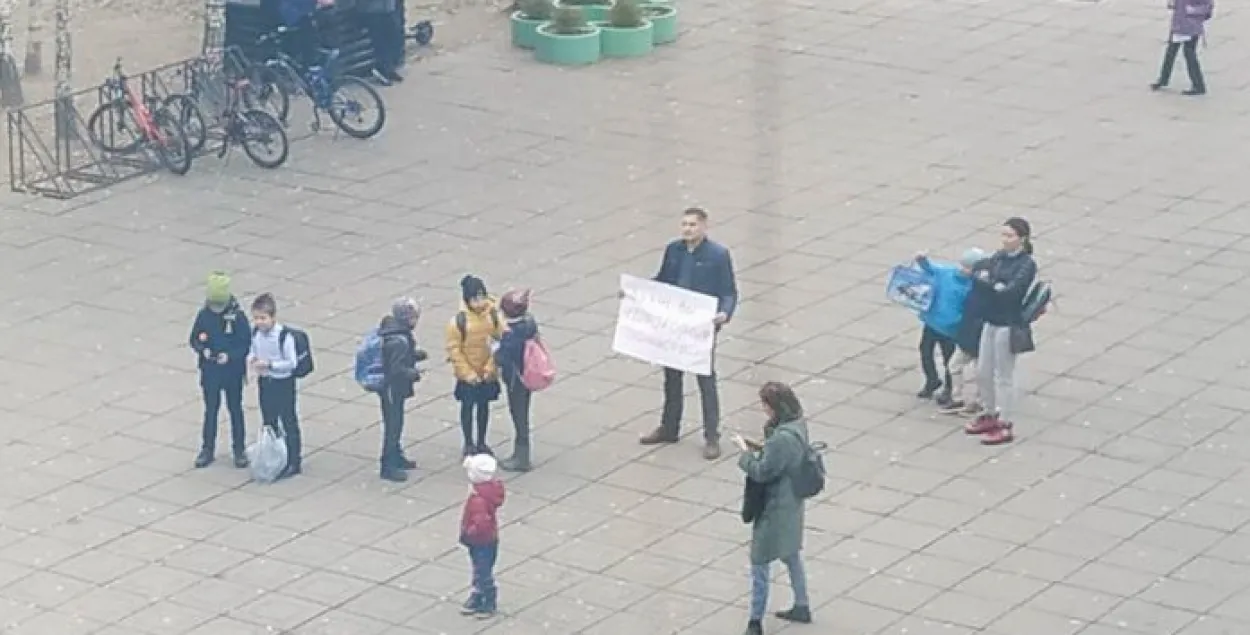 Мужчина с плакатом возле гимназии № 4 / TUT.by​