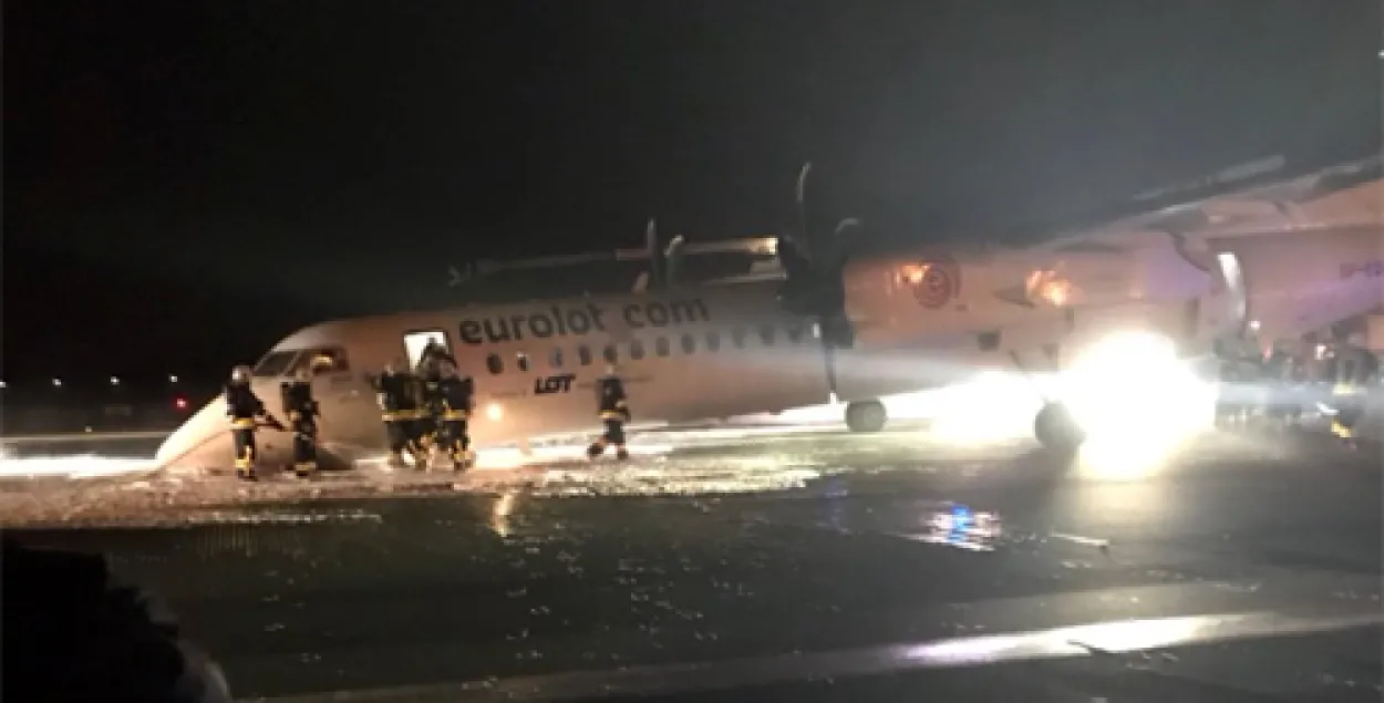 Варшаўскі аэрапорт быў паралізаваны пасля аварыйнай пасадкі самалёта